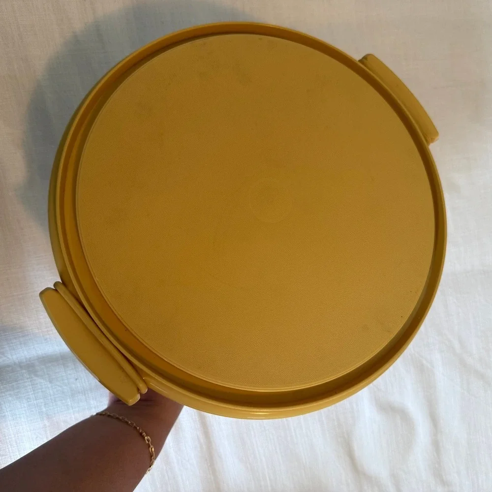 Tupperware vintage round
